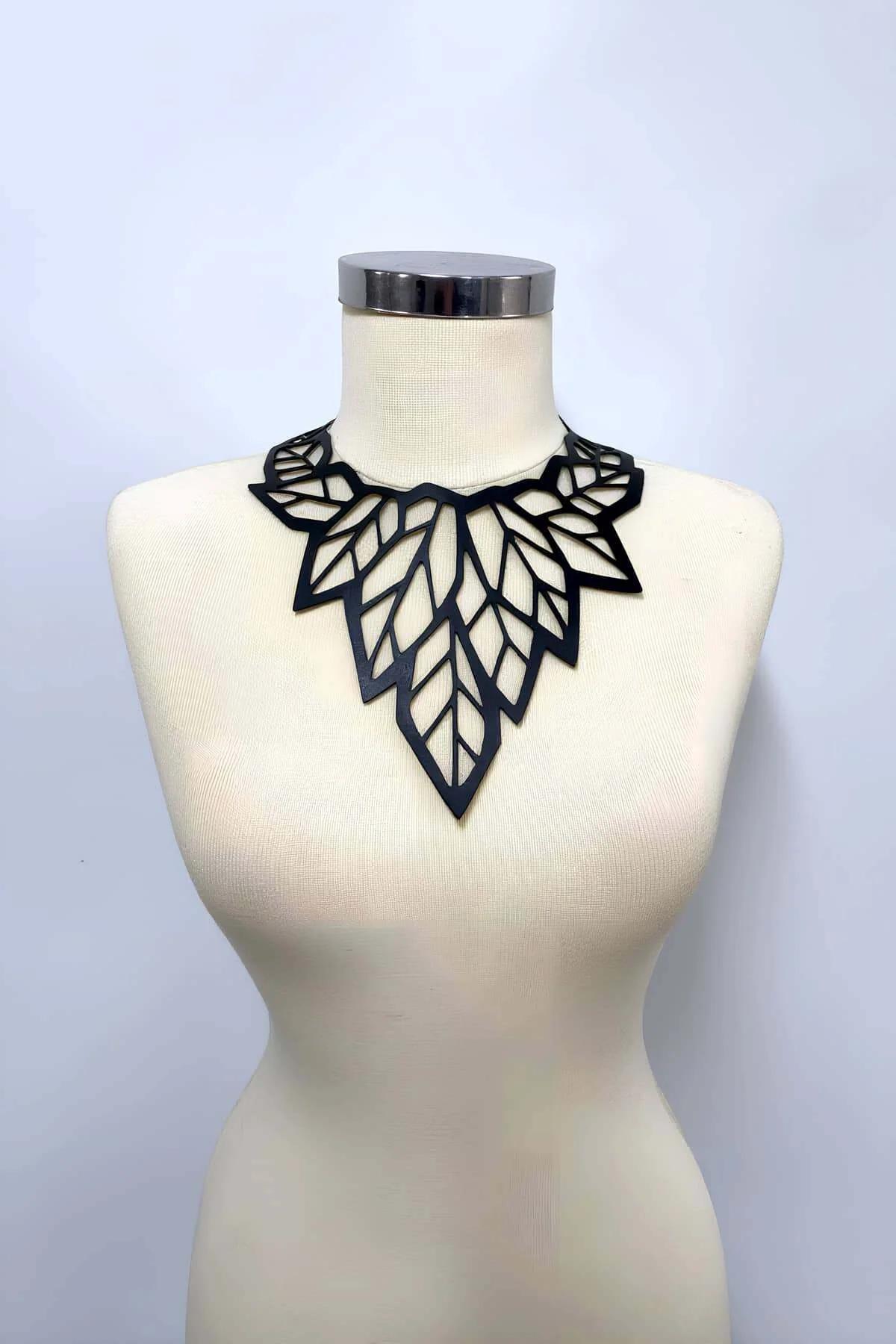 Lazer Kesim Yaprak Desenli Deri Choker, Deri Kolye - APFT1417